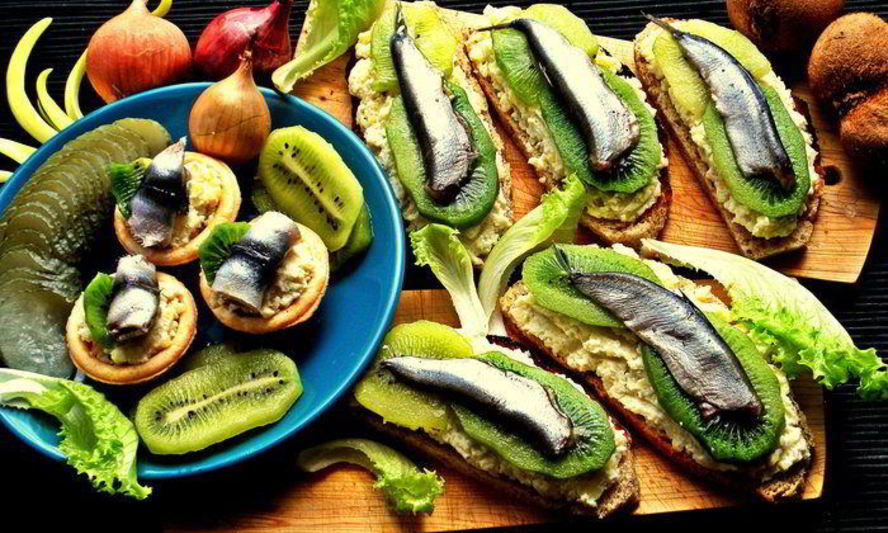 Рецепт бутерброда килька, картошка, киви