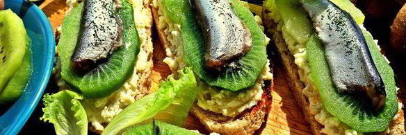 бутерброд килька, картошка, киви