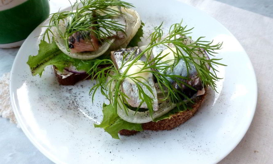 Рецепт бутерброда с соленой селедкой и редисом