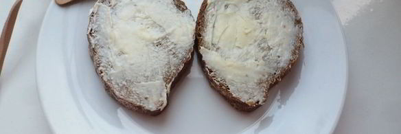 бутерброд с соленой селедкой и редисом