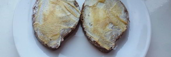 бутерброд с соленой селедкой и редисом