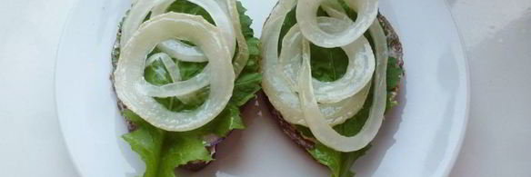 бутерброд с соленой селедкой и редисом