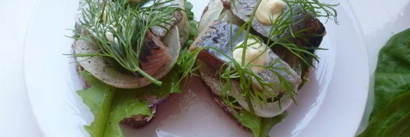 бутерброд с соленой селедкой и редисом