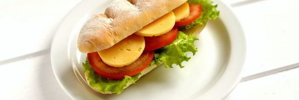 бутерброд с сыром и помидором