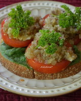 Бутерброд с томатами и анчоусной заправкой