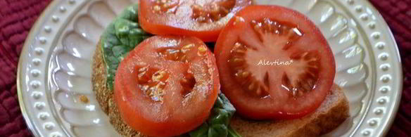 бутерброд с томатами и анчоусной заправкой