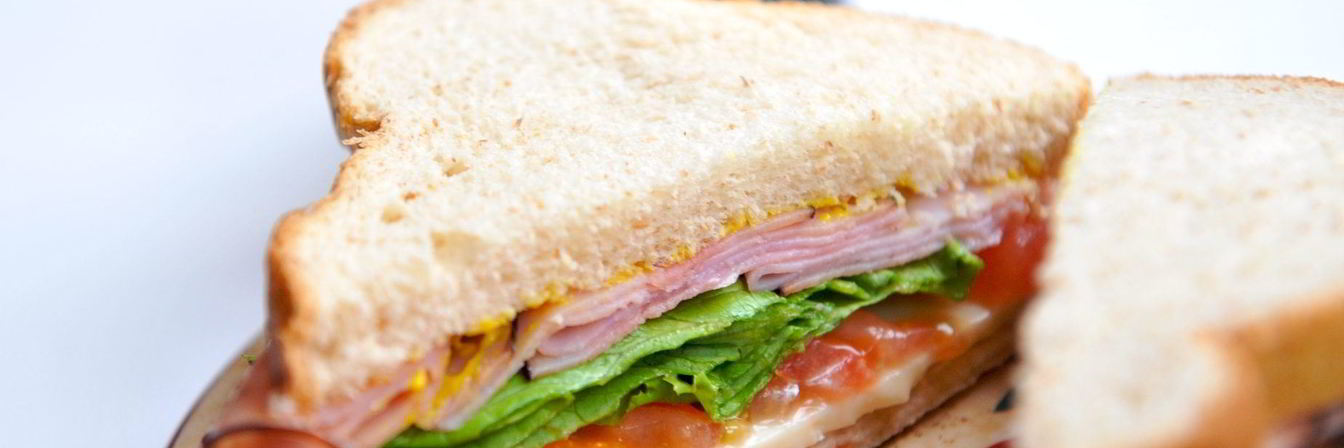 Бутерброд с ветчиной и помидорами