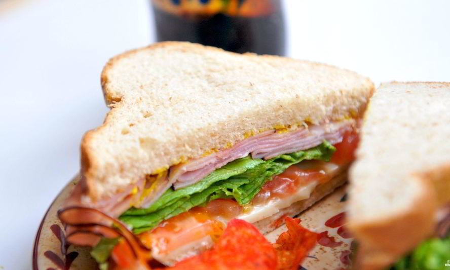 Рецепт бутерброда с ветчиной и помидорами