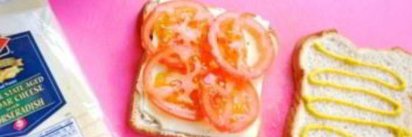 бутерброд с ветчиной и помидорами