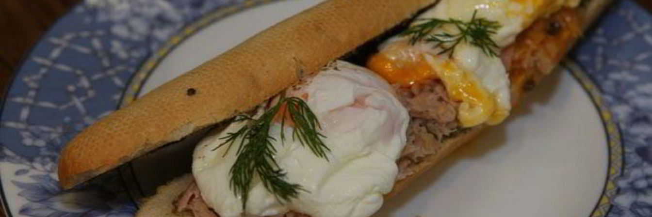 Бутерброд с яйцом, тунцом и тапенадом