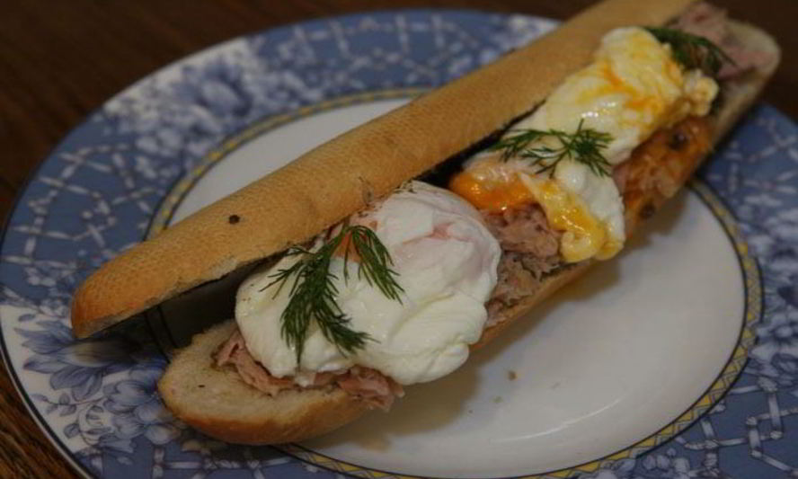 Рецепт бутерброда с яйцом, тунцом и тапенадом