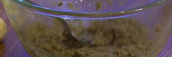 бутерброд с яйцом, тунцом и тапенадом