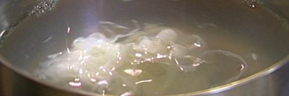 бутерброд с яйцом, тунцом и тапенадом