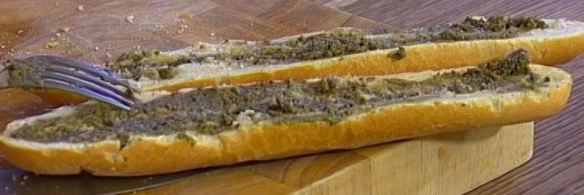 бутерброд с яйцом, тунцом и тапенадом