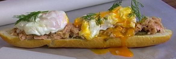 бутерброд с яйцом, тунцом и тапенадом