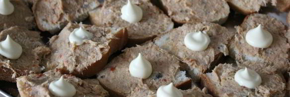 бутерброды с консервированным лососем