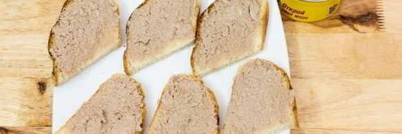 бутерброды с красной икрой и печенью трески