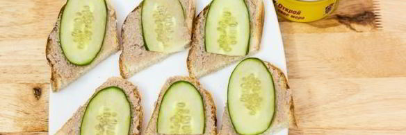 бутерброды с красной икрой и печенью трески