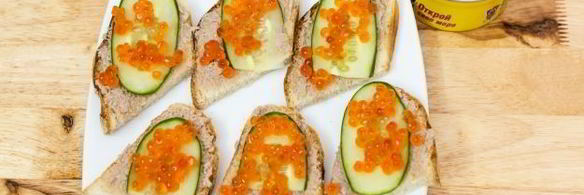 бутерброды с красной икрой и печенью трески