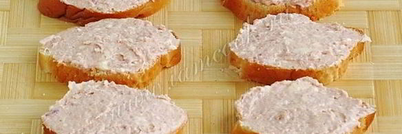 бутерброды с куриным паштетом и сыром