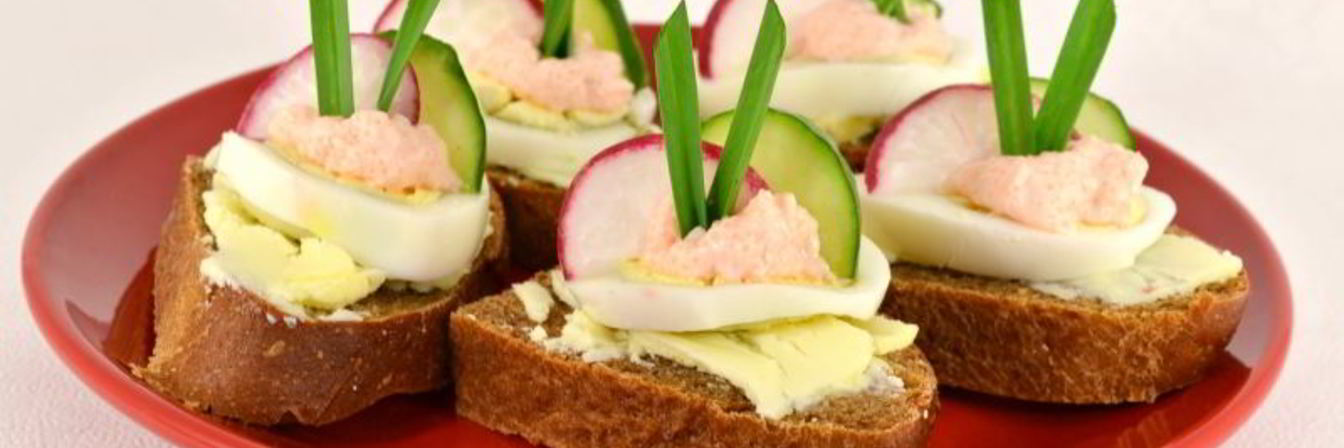 Бутерброды с маслом, яйцом и икрой мойвы
