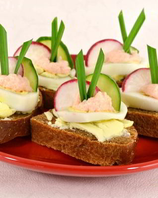 Бутерброды с маслом, яйцом и икрой мойвы