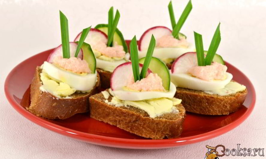 Рецепт бутербродов с маслом, яйцом и икрой мойвы