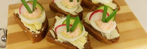 бутерброды с маслом, яйцом и икрой мойвы