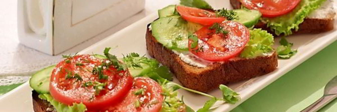 Бутерброды с мягкой брынзой и овощами