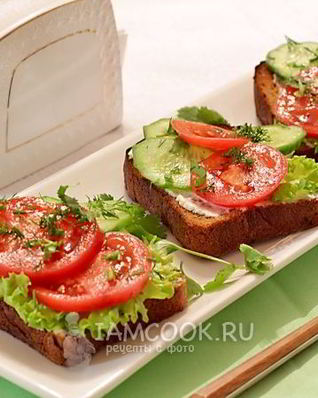 Бутерброды с мягкой брынзой и овощами