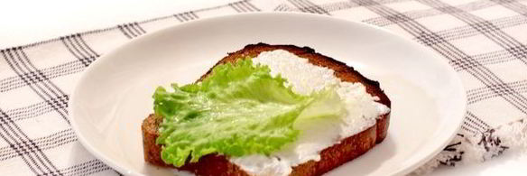 бутерброды с мягкой брынзой и овощами