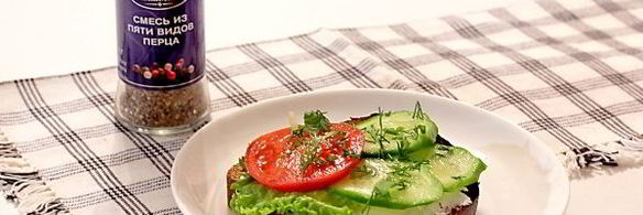 бутерброды с мягкой брынзой и овощами