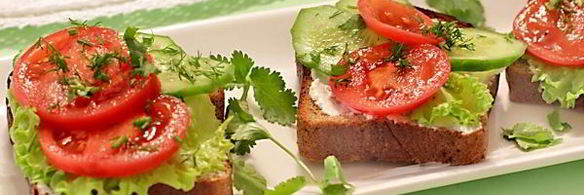 бутерброды с мягкой брынзой и овощами