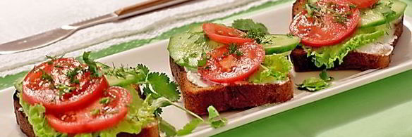 бутерброды с мягкой брынзой и овощами