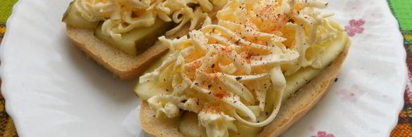 бутерброды с огурцом, маслом и плавленным сыром