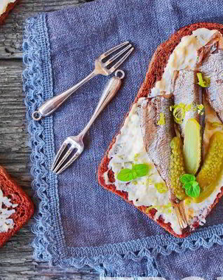 Бутерброды с шпротами