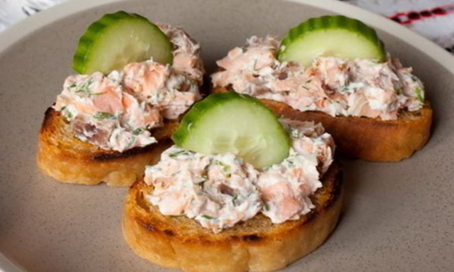 Рецепт бутербродов с сыром, лососем и огурцом