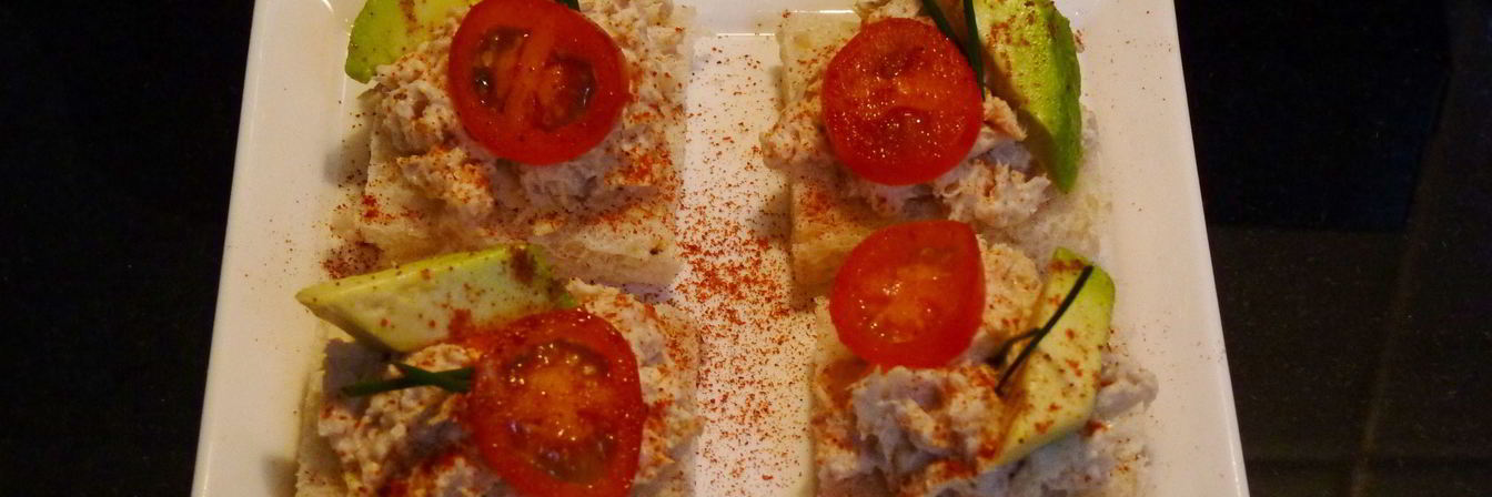 Бутерброды с тунцом и авокадо