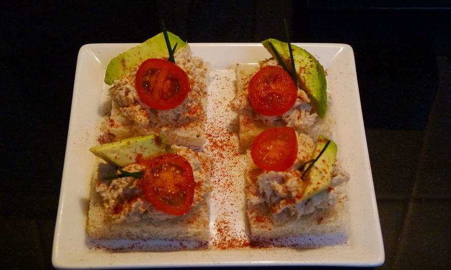 Рецепт бутербродов с тунцом и авокадо