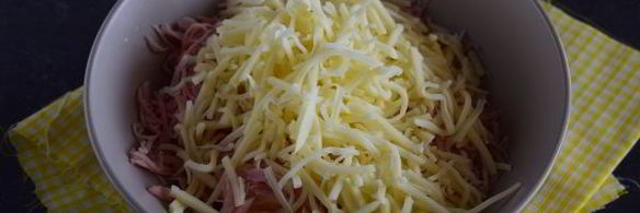 горячие бутерброды с колбасой и сыром в духовке