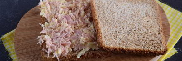 горячие бутерброды с колбасой и сыром в духовке