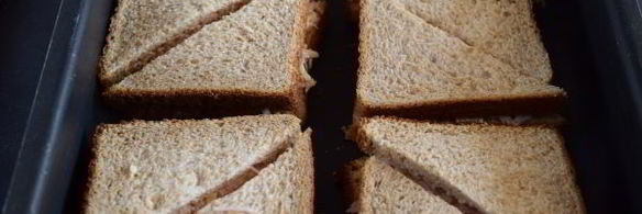 горячие бутерброды с колбасой и сыром в духовке