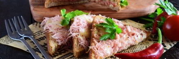 горячие бутерброды с колбасой и сыром в духовке