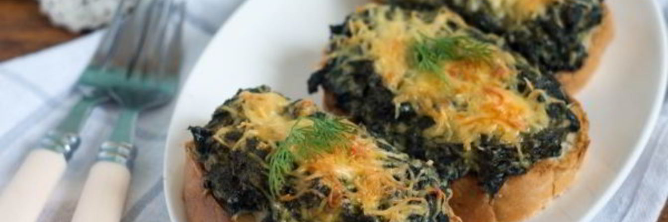 Горячие бутерброды с крапивой и сыром