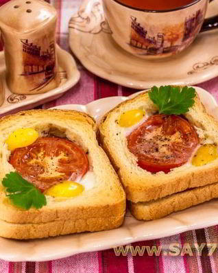 Горячие бутерброды с окороком, помидорами и яйцами