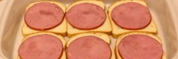 горячие бутерброды с окороком, помидорами и яйцами