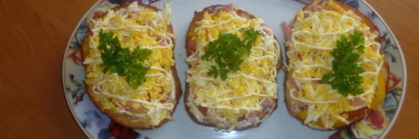 Горячие бутерброды с сыром и колбасой в микроволновке