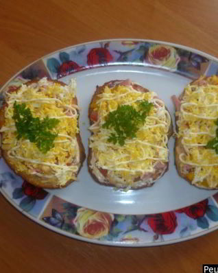 Горячие бутерброды с сыром и колбасой в микроволновке