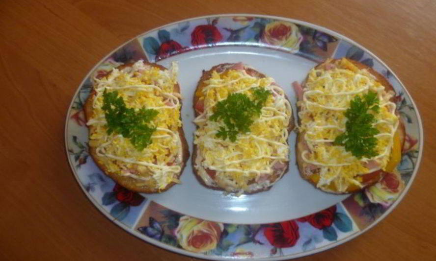 Рецепт горячих бутербродов с сыром и колбасой в микроволновке