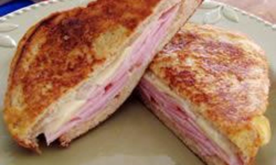 Рецепт горячих бутербродов с ветчиной и сыром, обжаренные в яйце